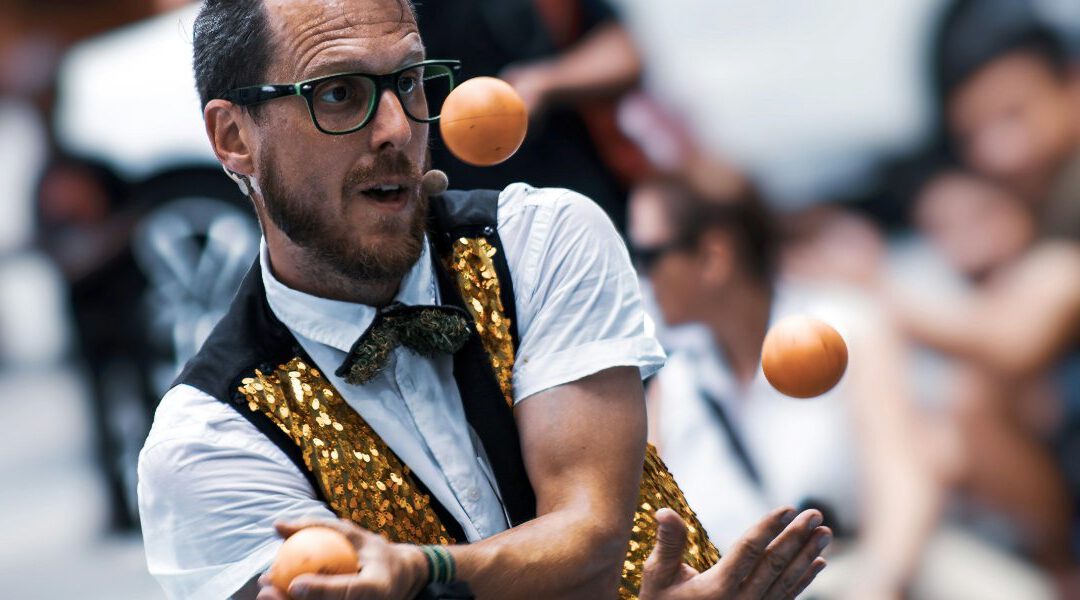 FRIDAYHOUR – „Natürlich kann man sich / den Schöpfer des Universums / als einen Gaukler denken“